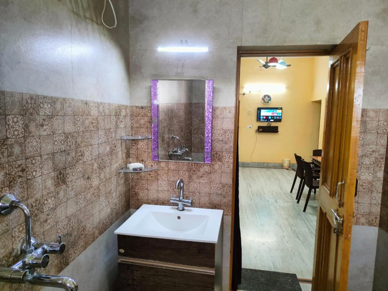 Nature View Homestay دهرادون الغرفة الصورة